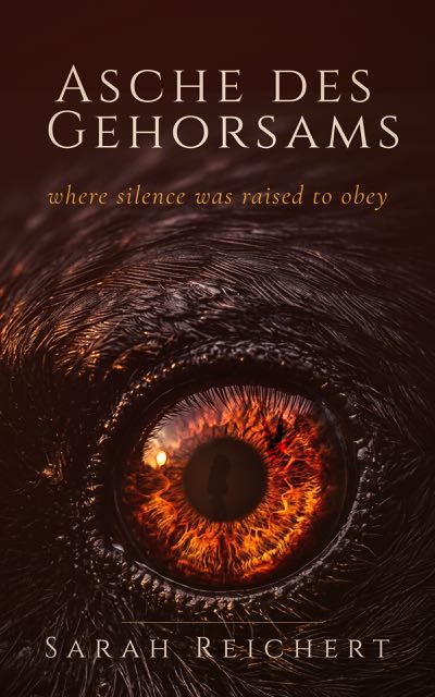 Cover des Romans »Asche des Gehorsams«: ein bernsteinfarben glühendes Auge im Dunkeln, in dessen Pupille die Silhouette einer Frau steht.