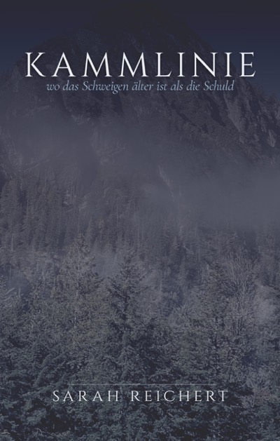 Cover des Romans »Kammlinie«: ein nebelverhangener Nadelwald vor einem Bergkamm in kaltem Blaugrau, darüber der Titel und der Name der Autorin.